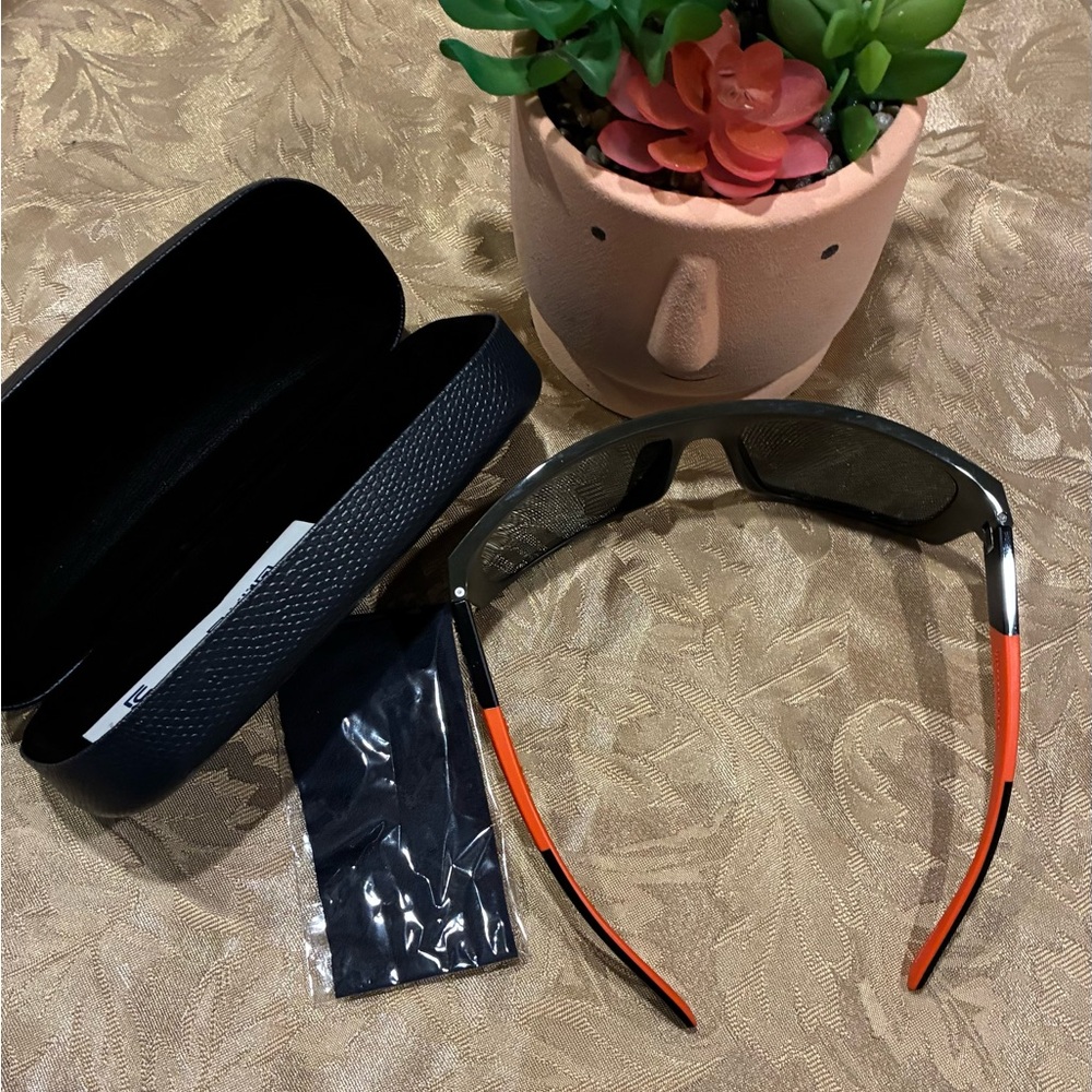 Arnette Sunglasses with Black Frame and Orange Temples - Picture 4 of 8